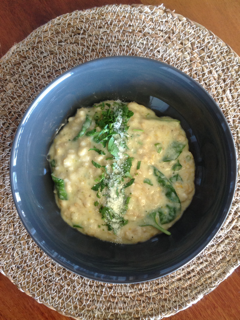 Picture of groat risotto in a blue bowl.